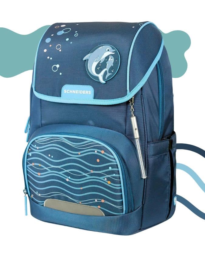 Die Schultasche Modell Ergojet von Schneiders. Hier blau mit hellblauen Wellen und einem Delphin-Patch.