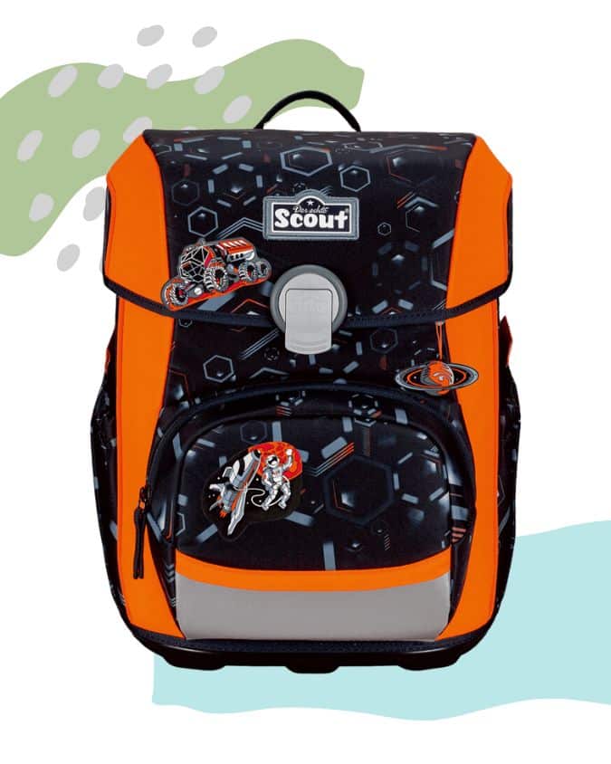 Das Schultaschen-Modell Neo von Scout. Hier mit orangen Reflektorstreifen links und rechts. Mittig schwarzes Design mit Weltall-Patches.